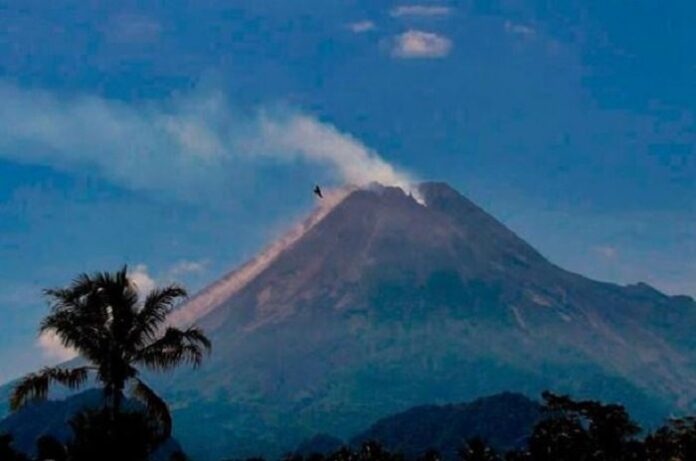 Indonesia: Núi lửa Ibu phun tro bụi dày đặc, thổi tro bụi nóng lan xa