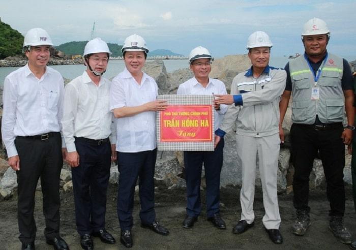 Phó Thủ tướng Trần Hồng Hà tặng quà động viên cán bộ, kỹ sư, công nhân trên công trường Bến cảng Liên Chiểu 