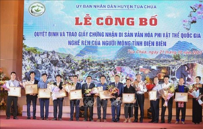 Trao Chung nhan min - Nghề rèn của người Mông ở Điện Biên được công nhận Di sản Văn hóa phi vật thể Quốc gia