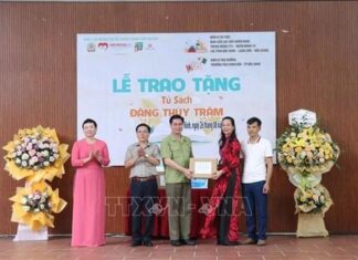 Trao 'Tủ sách Đặng Thùy Trâm' tặng người dân vùng khó khăn