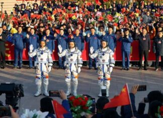 Trung Quốc đưa phi hành đoàn trẻ nhất vào vũ trụ