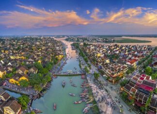 Vùng Kinh tế trọng điểm miềnTrung có điều kiện thuận lợi để trở thành trung tâm kinh tế biển mạnh, đa dạng ngành dịch vụ.