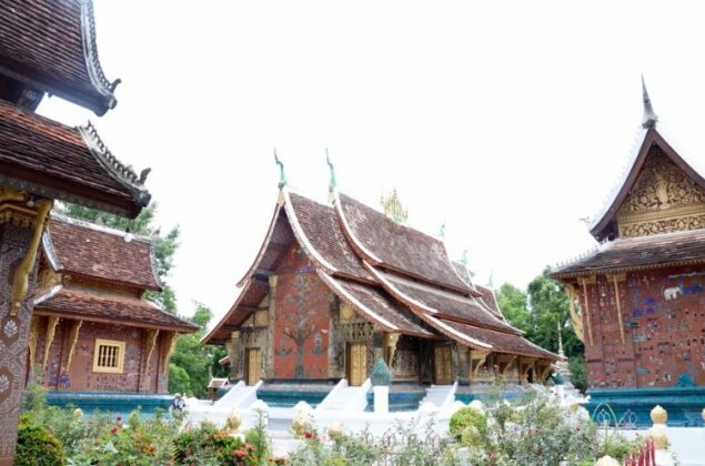 1 min 38 635x420 - Wat Xiengthong - biểu tượng kiến trúc văn hóa chùa cổ của Lào