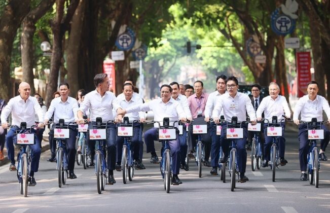 1 min 7 651x420 - Thủ tướng Việt Nam và Hà Lan đạp xe trên đường phố Hà Nội