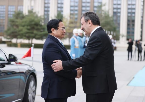 2 2 min 2 596x420 - Lễ đón chính thức Thủ tướng Phạm Minh Chính thăm chính thức Thổ Nhĩ Kỳ