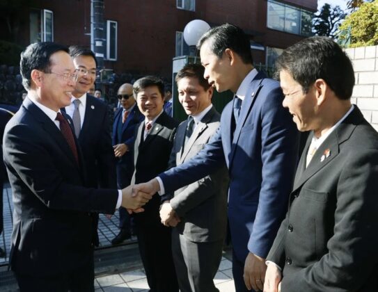 2 min 44 543x420 - Chủ tịch nước Võ Văn Thưởng thăm Đại sứ quán Việt Nam tại Nhật Bản