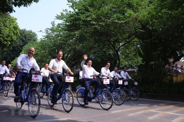 2 min 6 633x420 - Thủ tướng Việt Nam và Hà Lan đạp xe trên đường phố Hà Nội