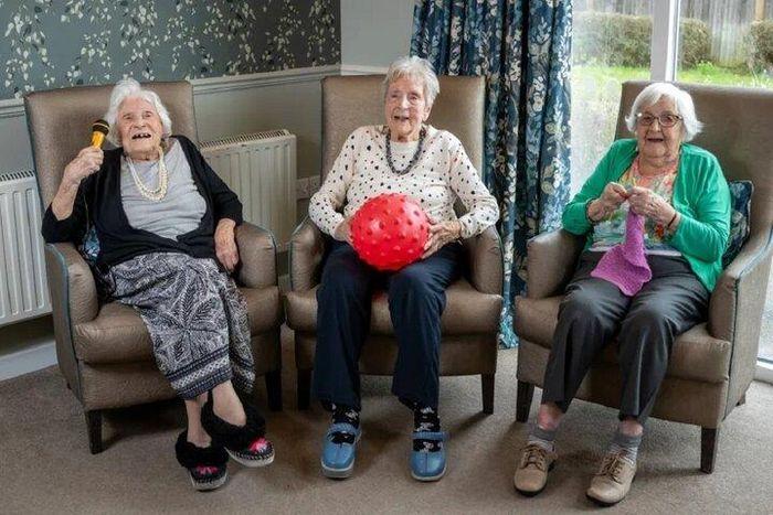 3 cu ba hon 100 tuoi - 3 cụ bà hơn 100 tuổi tiết lộ bí quyết sống lâu: Giữ một món đồ chơi bên mình