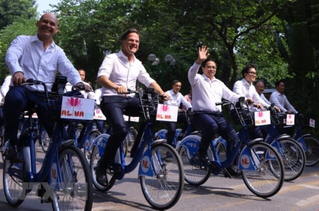 3 min 6 635x420 - Thủ tướng Việt Nam và Hà Lan đạp xe trên đường phố Hà Nội