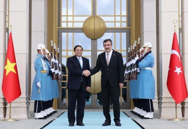 4 4 min 2 615x420 - Lễ đón chính thức Thủ tướng Phạm Minh Chính thăm chính thức Thổ Nhĩ Kỳ