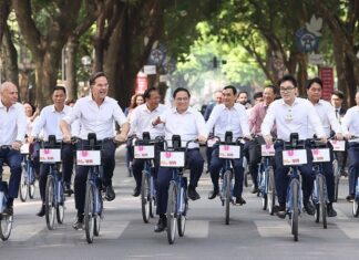 Thủ tướng Việt Nam và Hà Lan đạp xe trên đường phố Hà Nội