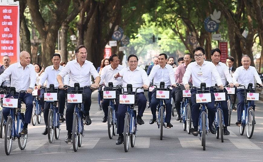 Thủ tướng Việt Nam và Hà Lan đạp xe trên đường phố Hà Nội