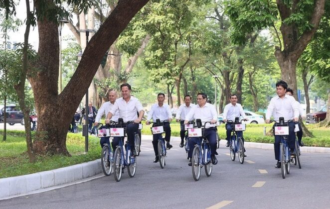 5 min 6 662x420 - Thủ tướng Việt Nam và Hà Lan đạp xe trên đường phố Hà Nội