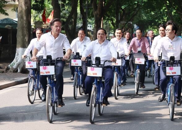 6 min 6 588x420 - Thủ tướng Việt Nam và Hà Lan đạp xe trên đường phố Hà Nội