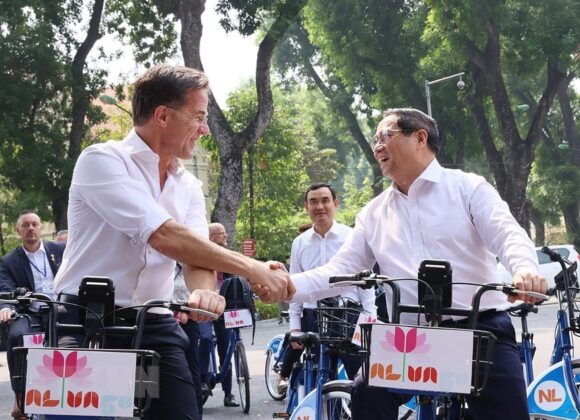7 min 6 580x420 - Thủ tướng Việt Nam và Hà Lan đạp xe trên đường phố Hà Nội