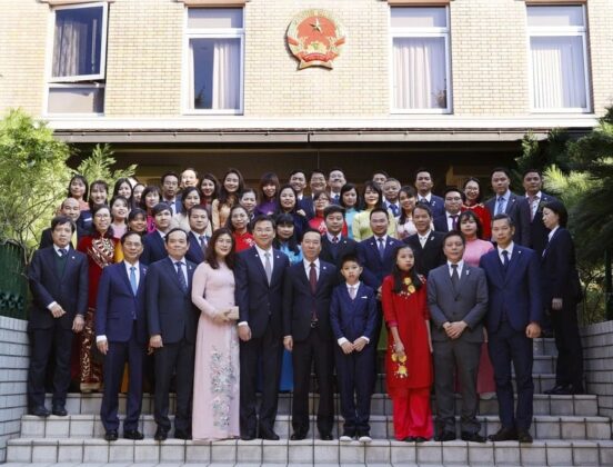 8 min 25 552x420 - Chủ tịch nước Võ Văn Thưởng thăm Đại sứ quán Việt Nam tại Nhật Bản