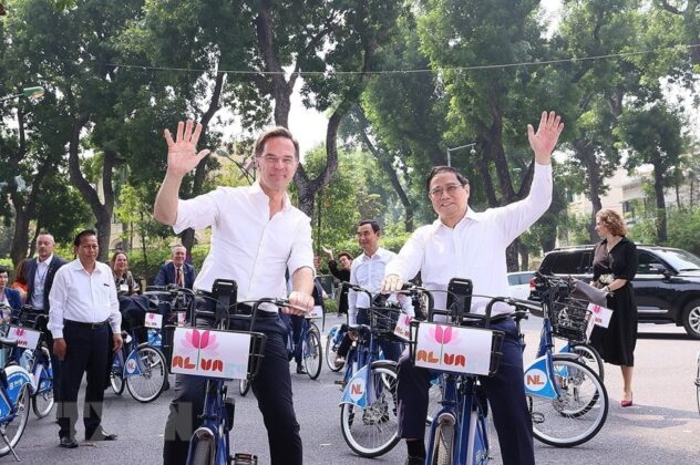 8 min 6 632x420 - Thủ tướng Việt Nam và Hà Lan đạp xe trên đường phố Hà Nội