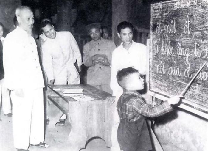 Chu tich Ho Chi Minh min - Người Thầy giáo xưa và nay