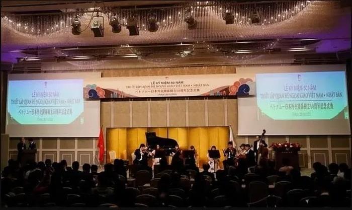 Biểu diễn âm nhạc tại Lễ kỷ niệm 50 năm thiết lập quan hệ ngoại giao Việt Nam – Nhật Bản.