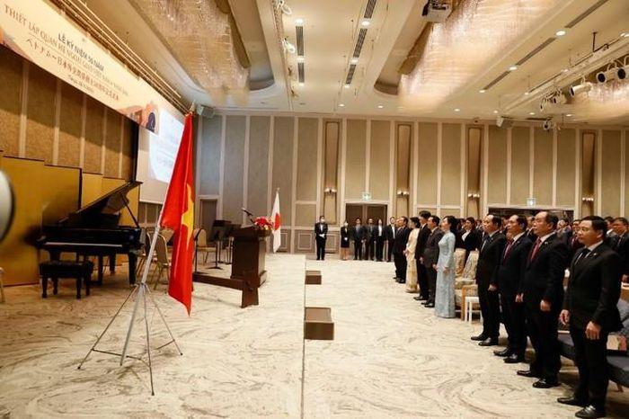 Chủ tịch nước Võ Văn Thưởng và Phu nhân cùng Hoàng Thái tử Akishino và Công nương với các đại biểu 2 nước thực hiện nghi lễ chào cờ. 
