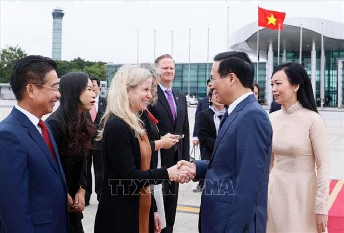 Chu tich nuoc Vo Van Thuong va Phu nhan 2 min - Chủ tịch nước lên đường dự Tuần lễ cấp cao APEC tại Hoa Kỳ