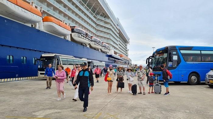 Du khach da roi tau min - Quảng Ninh: Đón tàu du lịch cao cấp đưa gần 2.700 khách quốc tế đến thăm Hạ Long