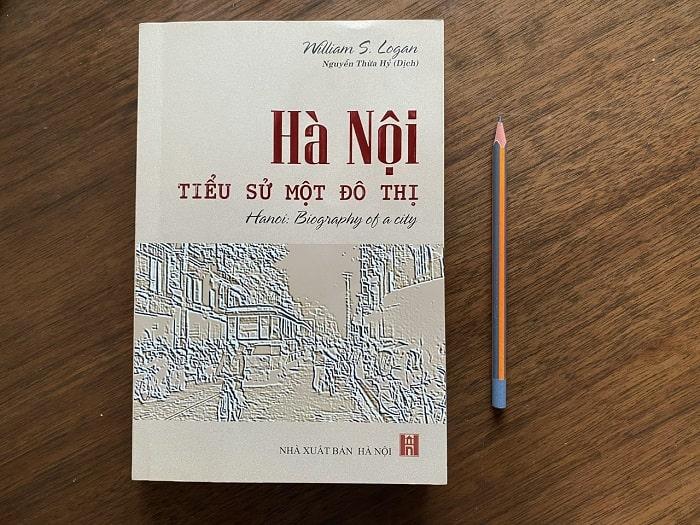 Cuốn sách dày hơn 400 trang với nhiều chương có thể đọc chậm, để hiểu Hà Nội từ góc nhìn đa ngành về di sản. Cuốn sách dày hơn 400 trang với nhiều chương có thể đọc chậm, để hiểu Hà Nội từ góc nhìn đa ngành về di sản.
