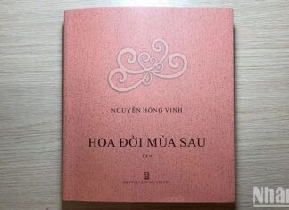Ra mắt tập thơ ‘Hoa đời mùa sau’ của Phó Giáo sư, Tiến sĩ Nguyễn Hồng Vinh Ra mắt tập thơ 'Hoa đời mùa sau' của Phó Giáo sư, Tiến sĩ Nguyễn Hồng Vinh