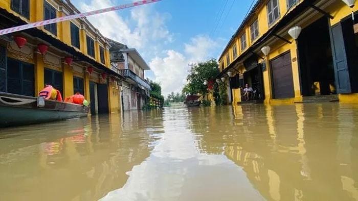Nước sông dâng cao làm ngập lụt phố cổ Hội An