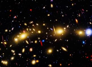 NASA quan sát Cụm thiên hà Cây Giáng sinh khoe sắc trong vũ trụ