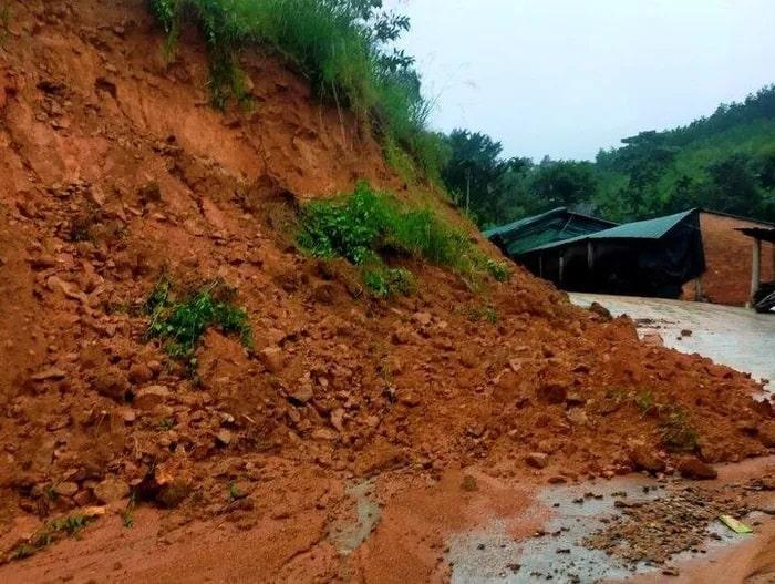 Mưa lớn chia cắt nhiều tuyến đường, 20.000 học sinh miền núi Quảng Ngãi nghỉ học