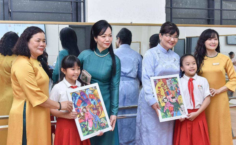 Phu nhan 4 min - Phu nhân Chủ tịch nước và phu nhân Tổng thống Mông Cổ được tặng bức vẽ đặc biệt