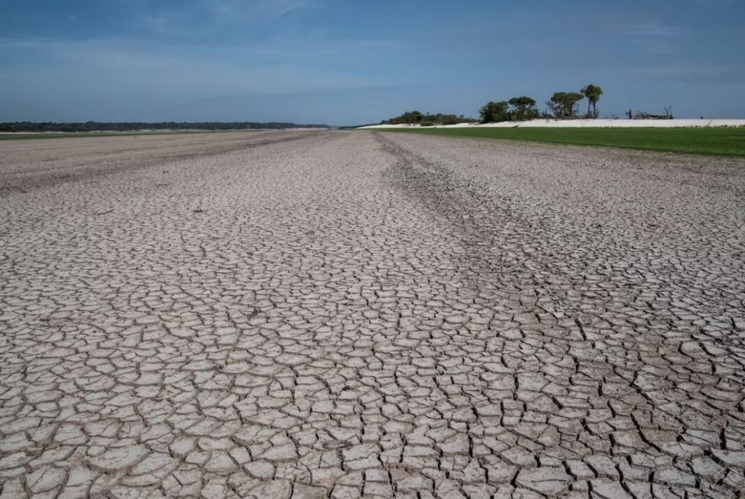 Sông Amazon trơ cạn đáy do tình trạng biến đổi khí hậu nghiêm trọng
