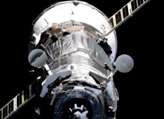 Phi hành gia NASA đi bộ ngoài không gian để bảo trì trạm ISS