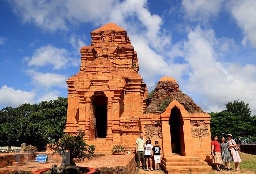 Du khách tham quan tháp Po Sah Inư (còn gọi là Đền Po Sah Anaih hay tháp Chăm Phố Hài) trên đồi Bà Nài thuộc phường Phú Hài, thành phố Phan Thiết, tỉnh Bình Thuận.