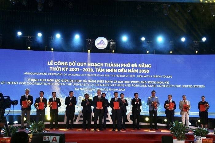 UBND thanh pho Da Nang da trao Giay chung nhan min - Công bố quy hoạch thành phố Đà Nẵng thời kỳ 2021 - 2030, tầm nhìn đến năm 2050
