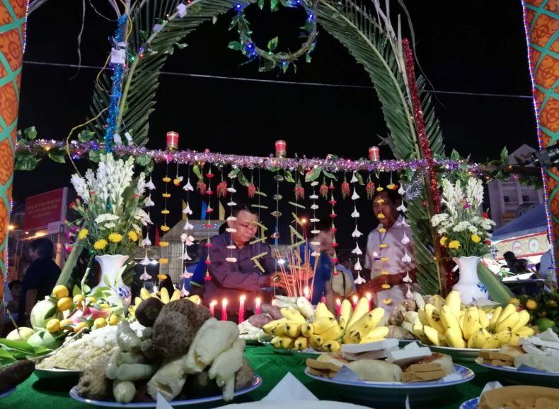 Nghi lễ cúng Trăng thường làm một chiếc cổng bằng thân lá dừa (hoặc cây mía) có trang trí hoa lá… lễ vật gồm cốm dẹp, khoai lang, trái cây, bánh dẹp, bánh in, bánh pía… 