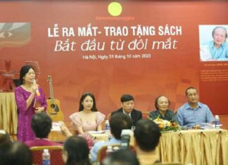 Ra mắt tập thơ “Bắt đầu từ đôi mắt” của Đoàn Bổng Ra mắt tập thơ “Bắt đầu từ đôi mắt” của Đoàn Bổng