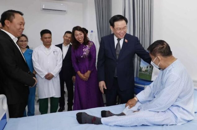 1 min 18 635x420 - Chủ tịch Quốc hội Vương Đình Huệ đến thăm Bệnh viện Quốc tế La Vie tại Vientiane