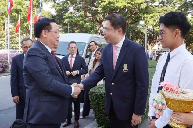 1 min 25 633x420 - Chủ tịch Quốc hội Vương Đình Huệ thăm Đại học Chulalongkorn của Thái Lan
