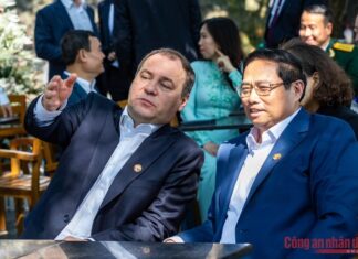 Thủ tướng Belarus thưởng thức cà phê và bánh mỳ Việt Nam