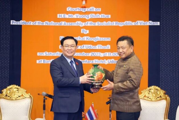 Chủ tịch Quốc hội Vương Đ&igrave;nh Huệ tặng vật phẩm lưu niệm Tỉnh trưởng tỉnh Udon Thani Wanchai Kongkasem.