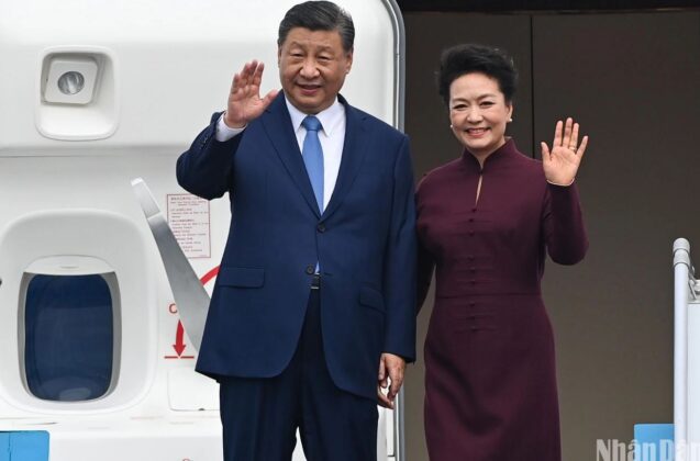 1 min 39 637x420 - Tổng Bí thư, Chủ tịch Trung Quốc Tập Cận Bình đến Hà Nội, bắt đầu chuyến thăm Việt Nam