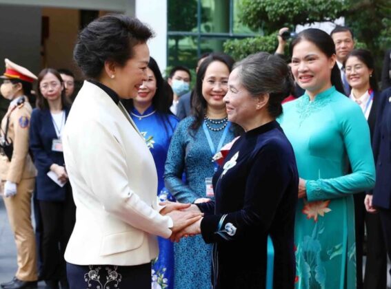 1 min 42 567x420 - Phu nhân Tổng Bí thư Việt Nam-Trung Quốc thăm Bảo tàng Phụ nữ