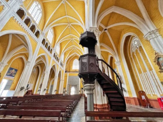 Nhờ thờ mang vẻ đẹp lộng lẫy v&agrave; ho&agrave;nh tr&aacute;ng của lối kiến tr&uacute;c Gothic.