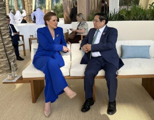Thủ tướng Phạm Minh Ch&iacute;nh gặp Thủ tướng Đan Mạch Mette Frederiksen.