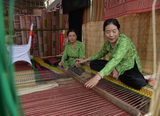 Sắc màu làng chiếu Định Yên