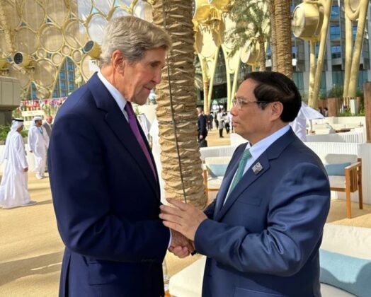 Thủ tướng Phạm Minh Ch&iacute;nh gặp Đặc ph&aacute;i vi&ecirc;n kh&iacute; hậu của Tổng thống Hoa Kỳ John Kerry.