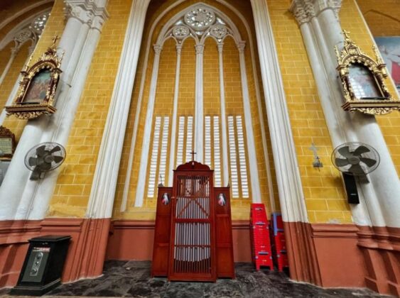 Với lịch sử l&acirc;u đời v&agrave; lối kiến tr&uacute;c cổ k&iacute;nh, năm 2008 t&ograve;a th&aacute;nh Vatican k&yacute; sắc lệnh phong nh&agrave; thờ Ph&uacute; Nhai l&ecirc;n tiểu Vương cung Th&aacute;nh đường, trở th&agrave;nh một trong 4 nh&agrave; thờ Việt Nam được c&ocirc;ng nhận l&agrave; tiểu Vương cung Th&aacute;nh đường..