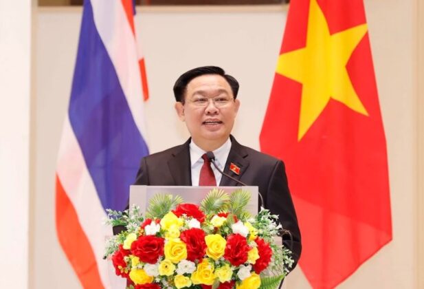 Chủ tịch Quốc hội Vương Đ&igrave;nh Huệ ph&aacute;t biểu tại buổi gặp gỡ cộng đồng người Việt Nam to&agrave;n Th&aacute;i